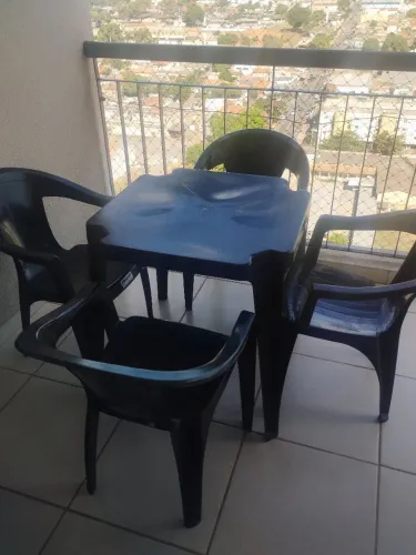 Vendo Jogo de Cadeira e Mesa de Plástico 