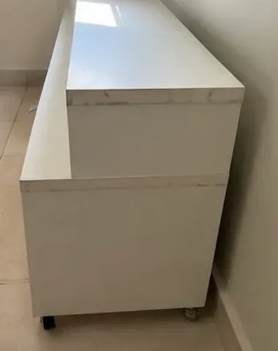 Rack grande branco e amadeirado com 3 portas ? R$ 600