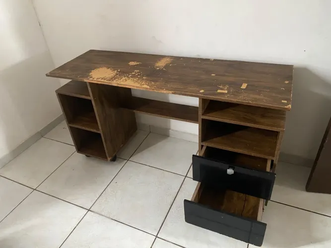 Escrivaninha de madeira com gaveteiro e nichos laterais.