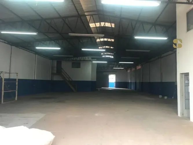 Galpão à Venda na Av. Fernando Corrêa - Localização Estratégica!