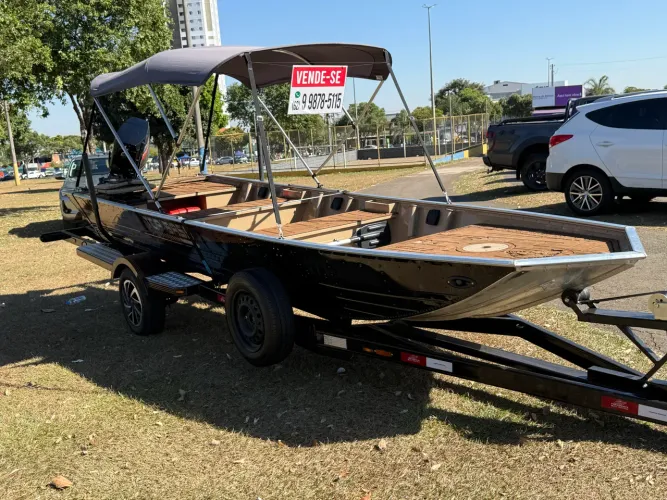 Barco semi novo, 3 meses de uso.