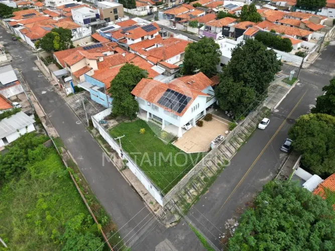 Casa construida em terreno de 1.200M² no Bairro de Fátima: 5 Quartos, 4 Suítes, 4 Salas, 3