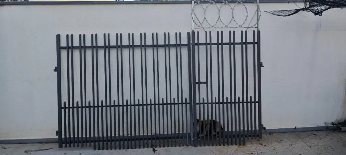 Portão de ferro usado em ótimo estado de conservação