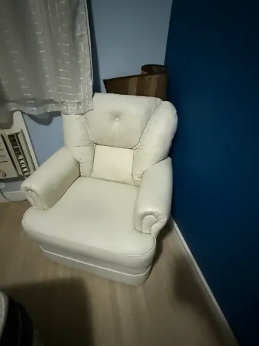 Poltrona amamentação em couro branco