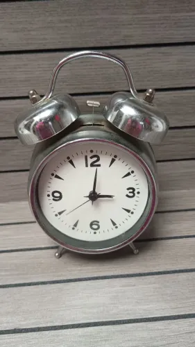 Relógio despertador estilo retrô funcionando