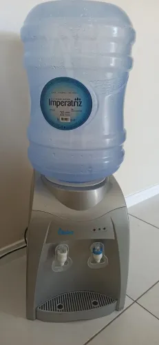 Bebedouro de água com bombona