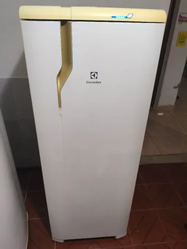 Excelente Geladeira Electrolux, RFE39, 322 litros, Fostfree, temperatura digital.