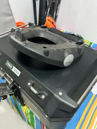 Baú-top Box- top case Givi Trekker outback 
