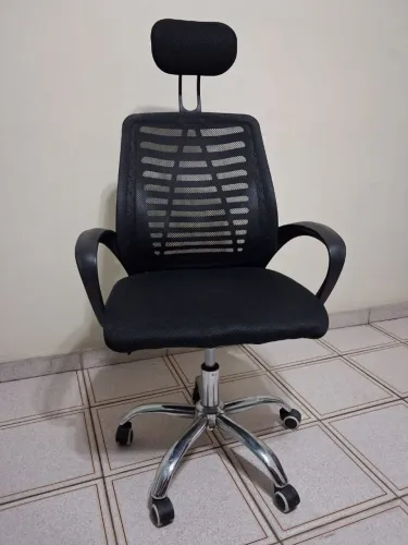 Cadeira de escritório com regulagem e rodízio
