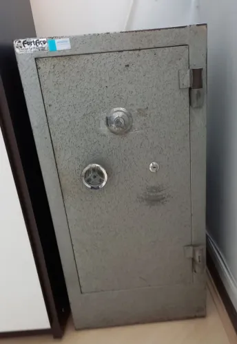 Cofre de aço com segredo usado