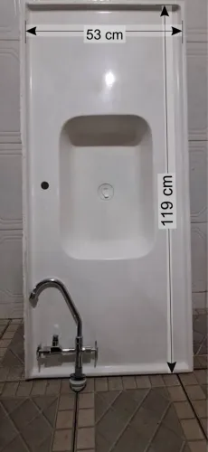 Bancada de Cozinha em Material Sintético + Torneira