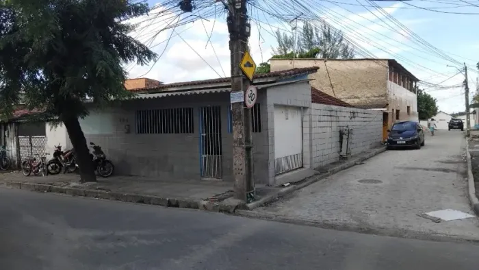 Casa de Esquina na Av. Principal - Ampla, Garagem, Isenta de IPTU (Ideal para Comércio)