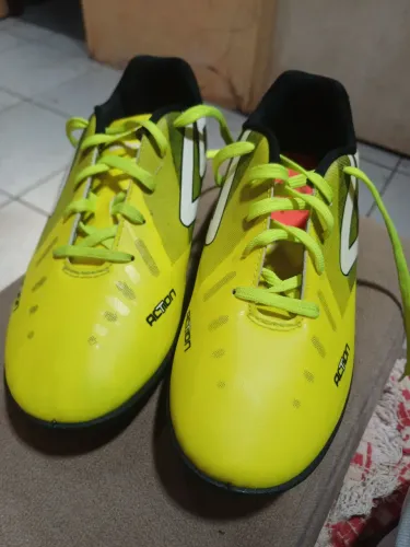Chuteira umbro action, semi-nova, número 40