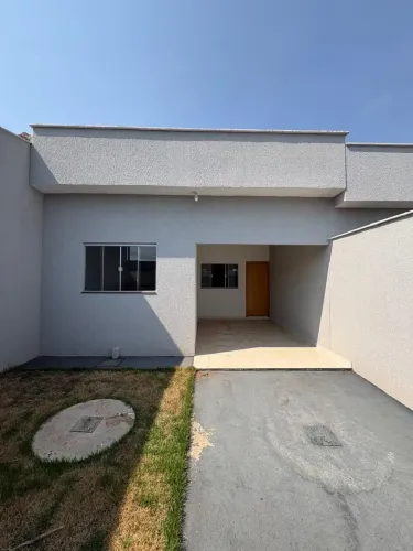 Casa Perfeita! 3Q sendo 1 Suíte - Toda no Porcelanato, ambientes amplos e Quintal - Jd. Pe
