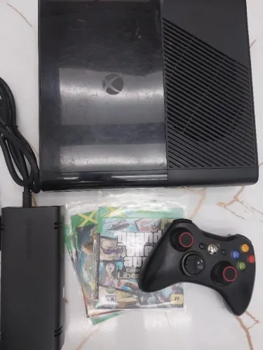 Video game Xbox 360 em perfeito estado com controle e fonte originais