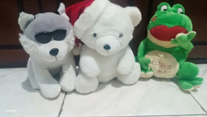 Lote 3 Pelúcias Lindas e Conservadas (Urso de Natal, Sapo Kiss Me e Lobo Style)