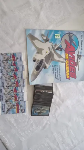 Álbum de figurinhas e com pacotes de aviões de combate na história!