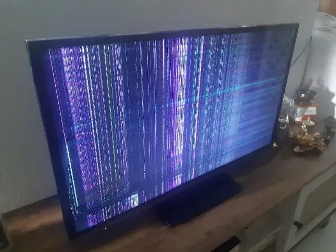 TV LCD 32'' Panasonic para aproveitar peças (tela quebrada)