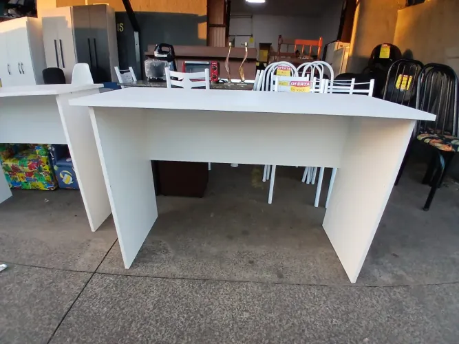 Mesa escrivaninha 100 % MDF semi-nova conservada
