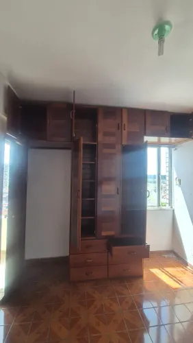 Guarda roupa em madeira maciça