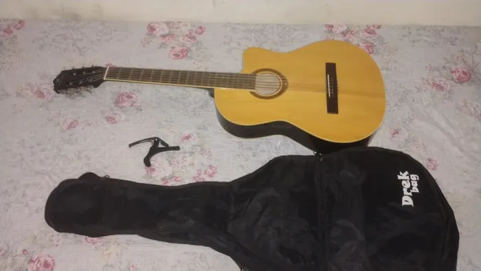 Violão eletrico com afinador e suporte para caixa de som/amplificadores Iniciante