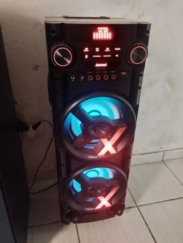 Vende uma caixa de som Bluetooth semi nova