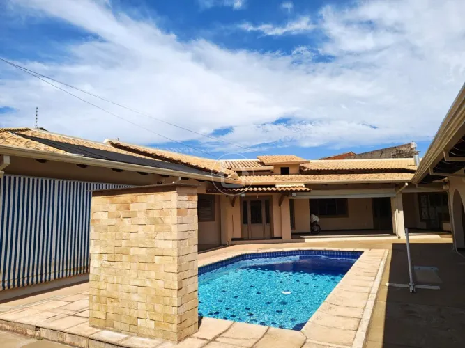 CASA 6 QUARTOS SENDO 2 SUITES