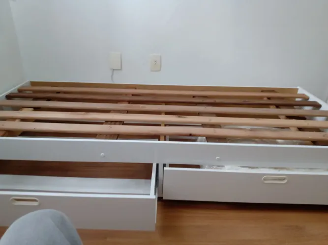 Cama solteiro laqueada com gavetas