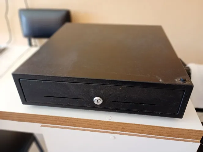 Vendo 01 caixa para comércio, as notas ficam separadas facilitando para pegar e voltar o t