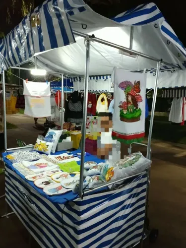 Barraca de feira livre, com acessório para chuva