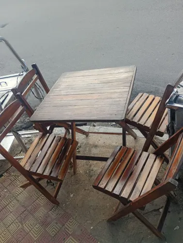 Mesa de madeira dobrável com 4 cadeiras valo da unidade $390 só ligar *71 ou zap