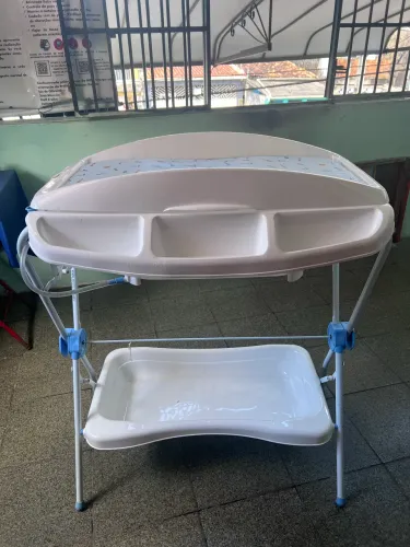 Banheira com suporte e trocado 