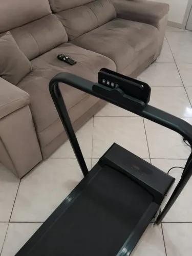 Esteira compacta com controle remoto