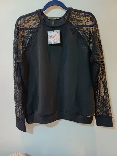 Blusa Blessed nova preta na etiqueta, com renda nas mangas.