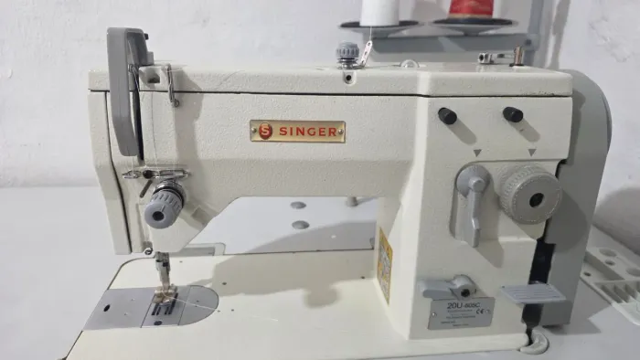 A máquina identificada na imagem é a Singer 20U-605C