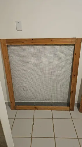 Tela metálica com moldura em madeira