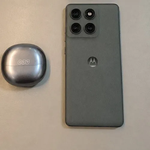 Celular Motorola Edge 60 Pro vai junto um fone QCY MeloBuds Pro