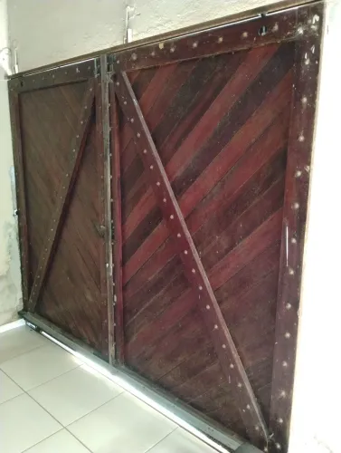 Portão Rústico em Madeira Muricatiaia + porta com todo forramento + Grade em ferro!