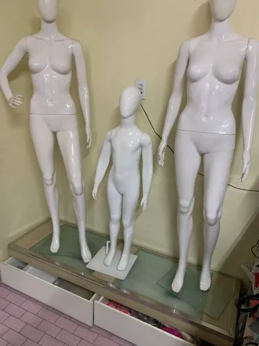 Vendo balcão expositor com 3 manequim 