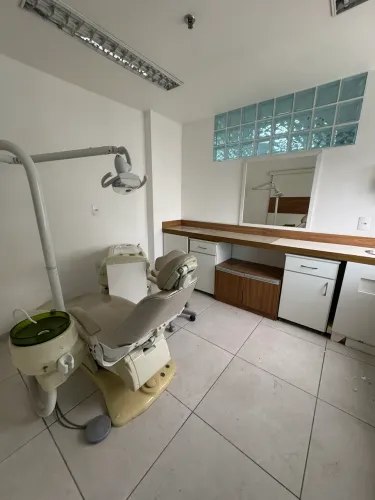 Consultório odontológico ( equipo e armários )