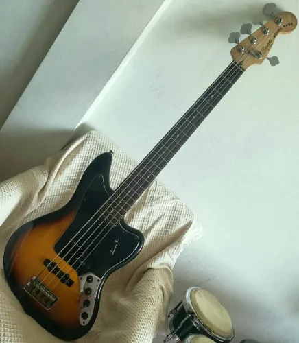 Contrabaixo Squier Vintage Modified Jaguar V Special (R$ 5.000)