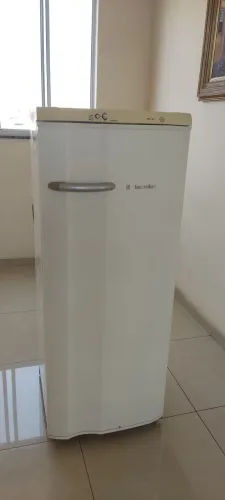 Geladeira Eletrolux E28