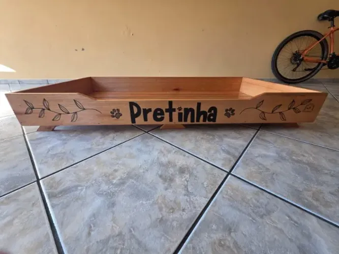 Cama grande para cachorro de eucalipto envernizado