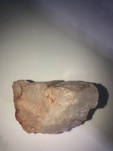 quartzo leitoso com óxido de ferro