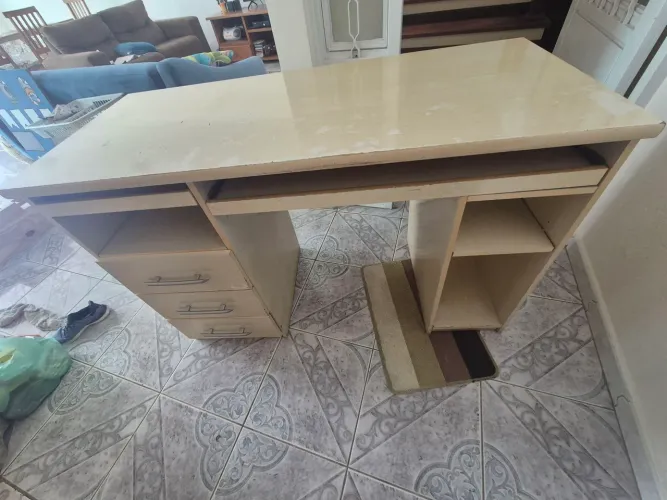 Escrivaninha antiga e com marcas de uso