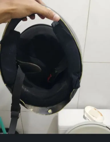 Capacete usado em estado razoável