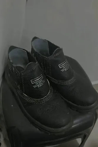 Bota com bico de aço
