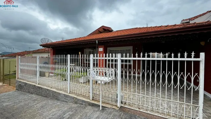 Casa com Quintal Grande e 3 Quartos à Venda em São Pedro REF: CA0126