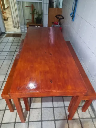 Mesa e banos rústicos de madeira