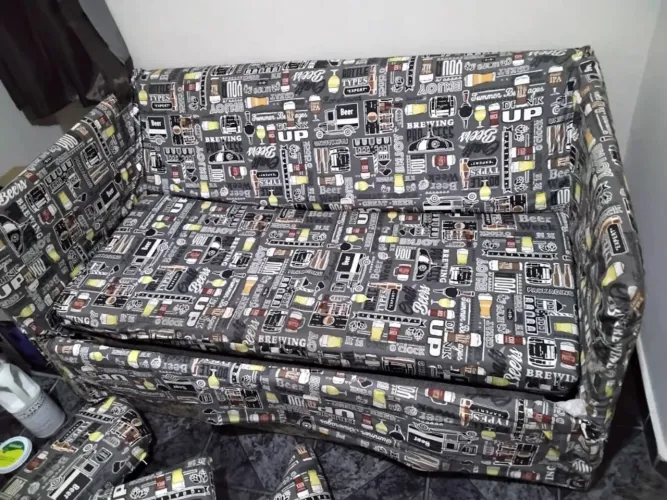 Sofá Cama com pés de ferro resistente.